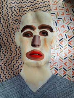 Collage Portrait Mann mit Glatze vor Tapetenhintergrund Papier Aquarell auf Karton