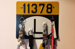 Schlüsselbrett aus einem alten luxemburgischen Motorradkennzeichen